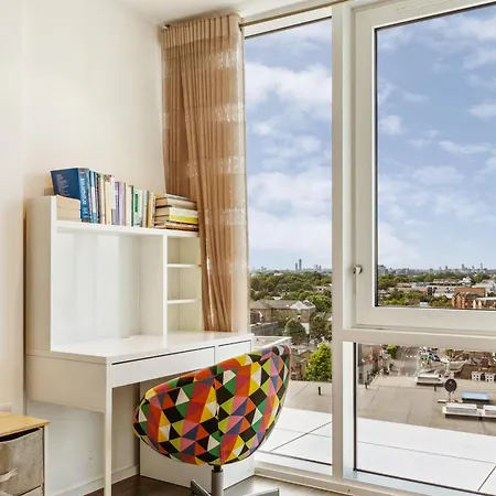 Chic 2-bedroom With Stunning Views In London