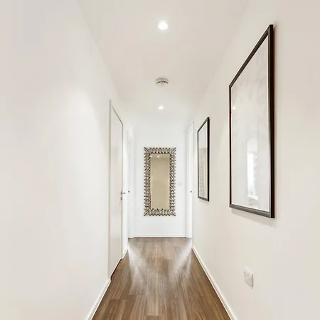 Chic 2-bedroom With Stunning Views In Apartment