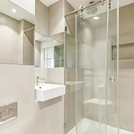 Chic 2-bedroom With Stunning Views In Apartment *