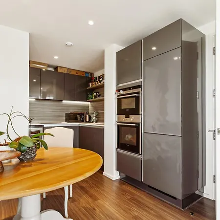 Chic 2-bedroom With Stunning Views In Apartment London