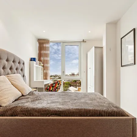 Apartment Chic 2-bedroom With Stunning Views In London