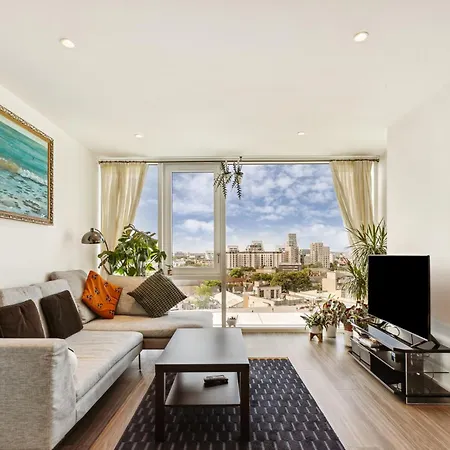 Chic 2-bedroom With Stunning Views In Apartment *