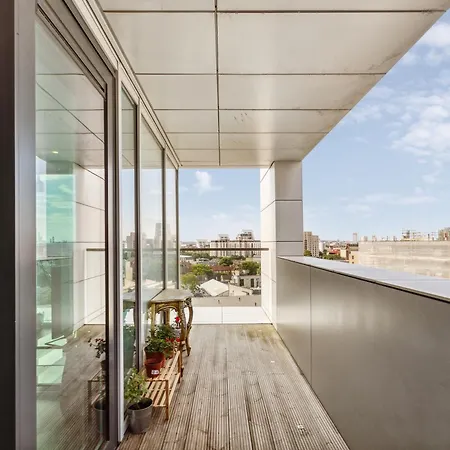 Chic 2-bedroom With Stunning Views In Apartment London