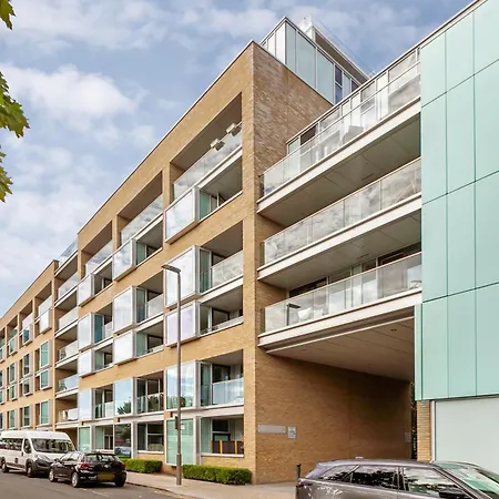 Chic 2-bedroom With Stunning Views In * London