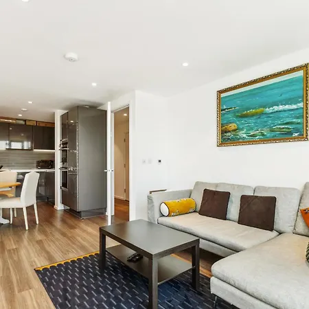 Chic 2-bedroom With Stunning Views In Apartment
