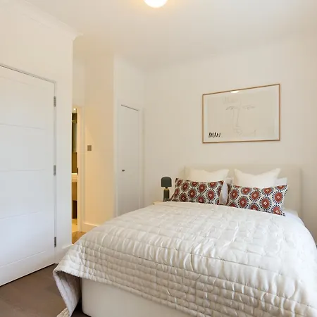 The Chelsea Square Crib - Bright 1bdr Flat London