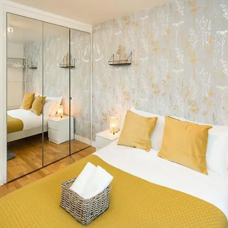 Apartment 2bed Living Balcony