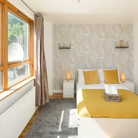 2bed Living Balcony Apartment *
