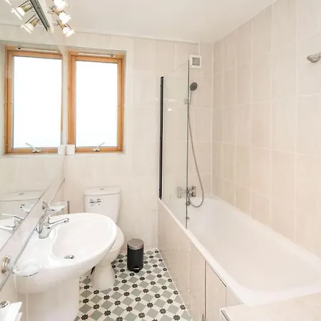 2bed Living Balcony Apartment London