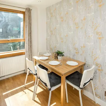 2bed Living Balcony Apartment London
