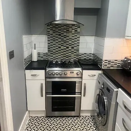 Beautiful 1 Bedroom House With Garden