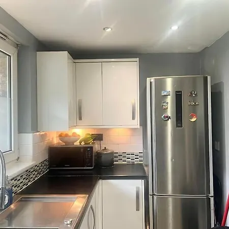 Beautiful 1 Bedroom House With Garden *