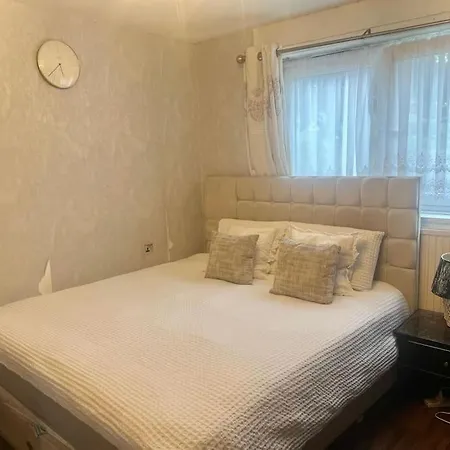 Beautiful 1 Bedroom House With Garden London