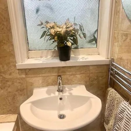 Beautiful 1 Bedroom House With Garden
