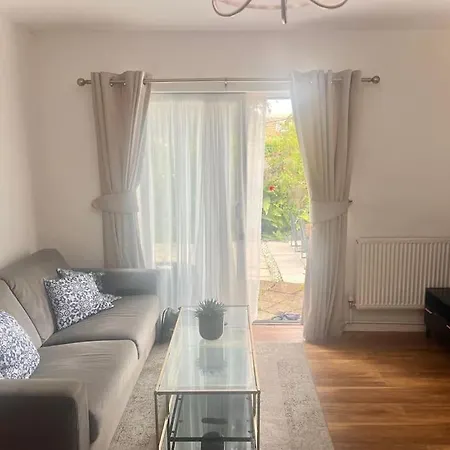 Apartment Beautiful 1 Bedroom House With Garden *