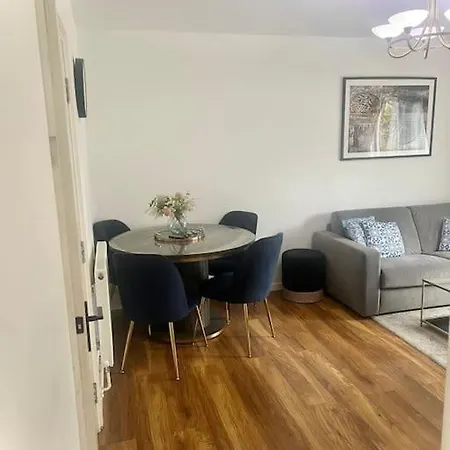 Beautiful 1 Bedroom House With Garden Apartment