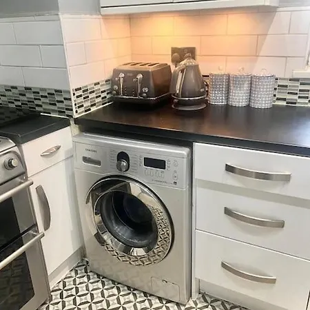 Beautiful 1 Bedroom House With Garden Apartment London