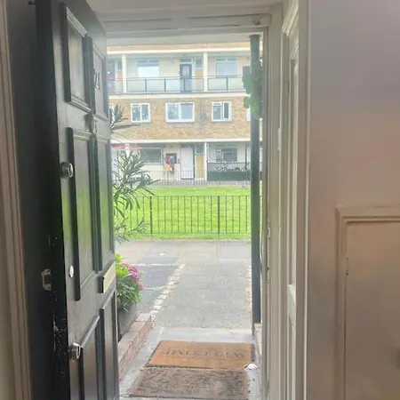 Beautiful 1 Bedroom House With Garden * London