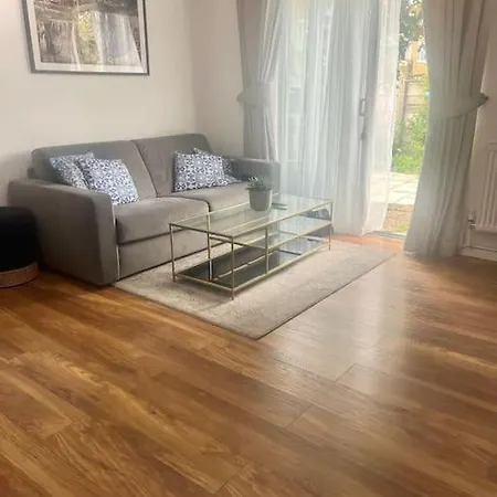 Beautiful 1 Bedroom House With Garden