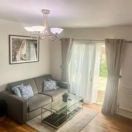 Beautiful 1 Bedroom House With Garden Apartment *