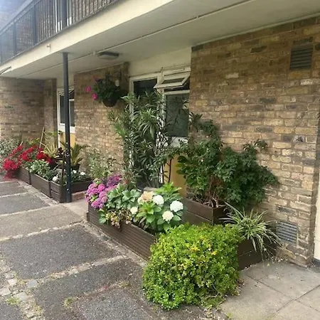 Beautiful 1 Bedroom House With Garden Apartment London