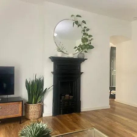Beautiful 1 Bedroom House With Garden *