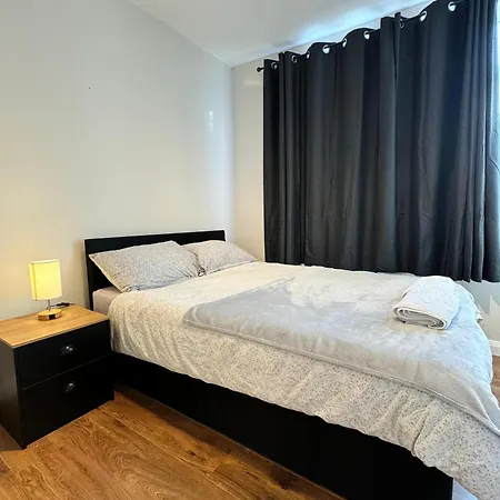 Double Bedroom In Private Home- Canning Town By Excel Homestay London