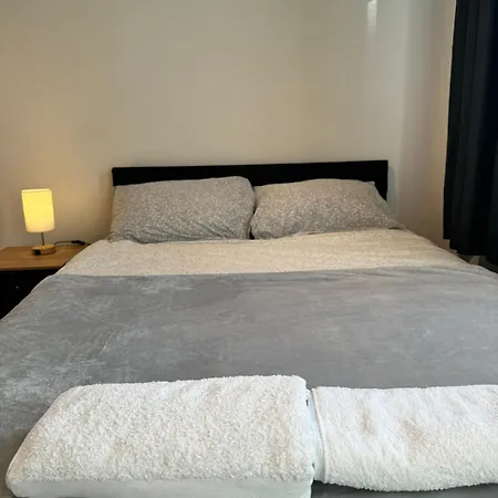 Double Bedroom In Private Home- Canning Town By Excel Homestay London