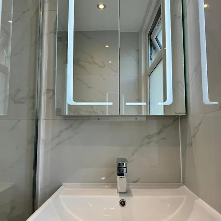 Double Bedroom In Private Home- Canning Town By Excel Homestay London