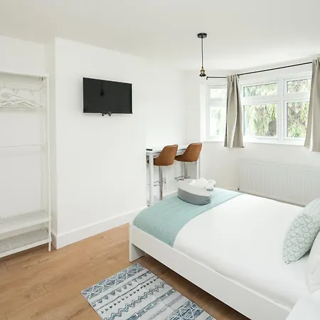 Private In Modern And Stylish House Pensión Beckenham