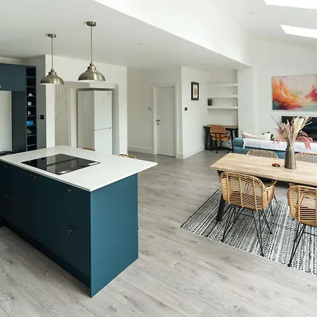 Pensión Private In Modern And Stylish House