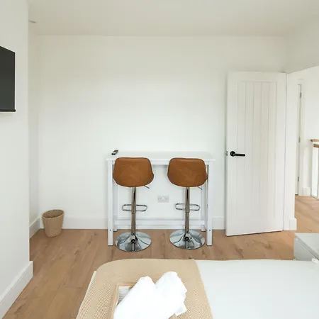 Private In Modern And Stylish House Pensión Beckenham