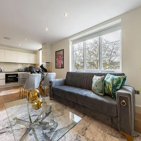 Stunning 3 Bed 2 Bath Penthouse In London