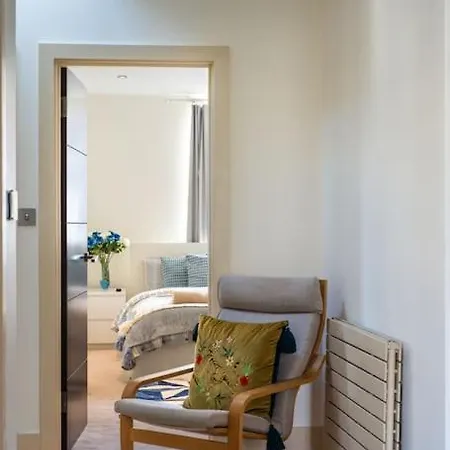 Stunning 3 Bed 2 Bath Penthouse In * London