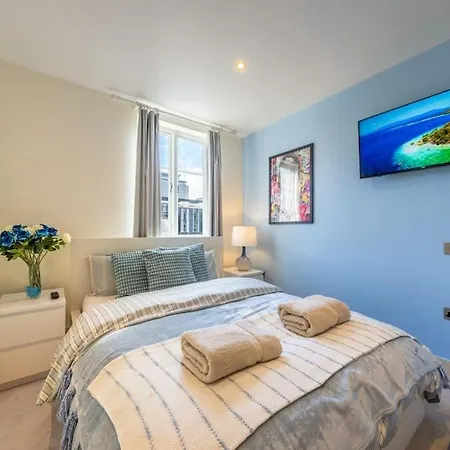 Stunning 3 Bed 2 Bath Penthouse In Apartment