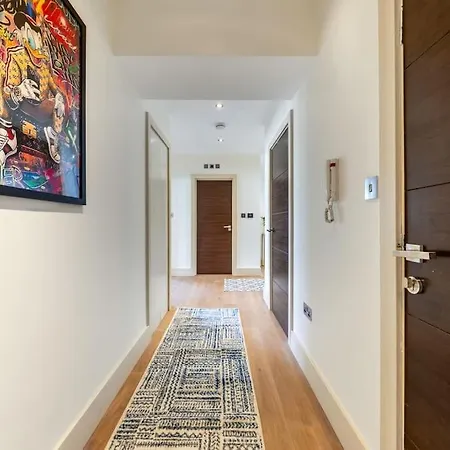Stunning 3 Bed 2 Bath Penthouse In London