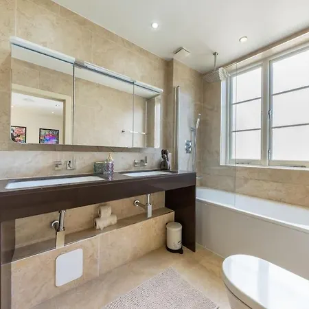 Stunning 3 Bed 2 Bath Penthouse In Apartment *