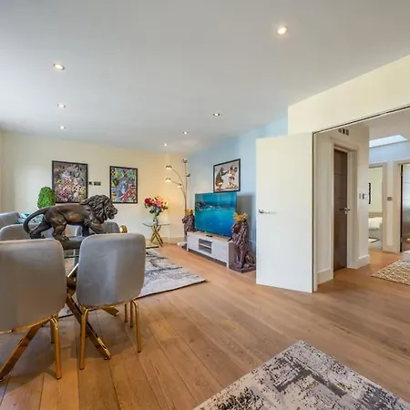 Stunning 3 Bed 2 Bath Penthouse In *