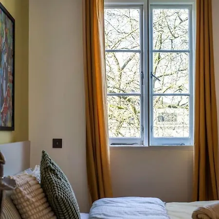 Stunning 3 Bed 2 Bath Penthouse In Apartment London