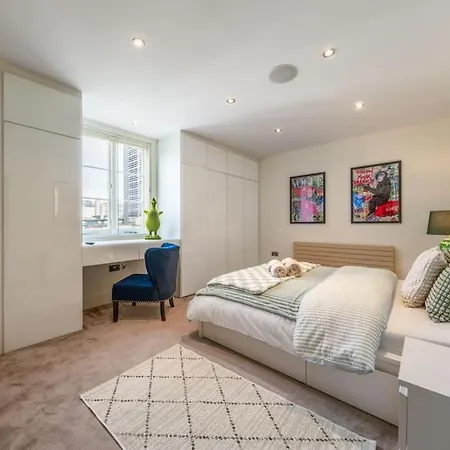 Stunning 3 Bed 2 Bath Penthouse In London