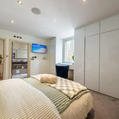 Stunning 3 Bed 2 Bath Penthouse In Apartment London