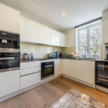 Stunning 3 Bed 2 Bath Penthouse In Apartment
