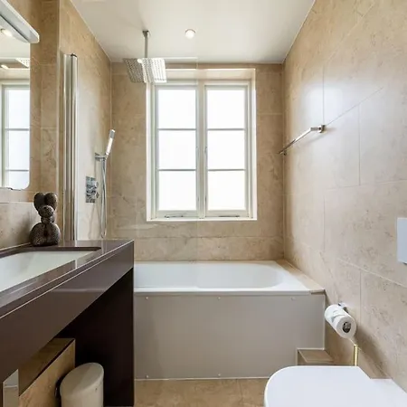 Stunning 3 Bed 2 Bath Penthouse In Apartment London