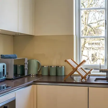 Stunning 3 Bed 2 Bath Penthouse In Apartment
