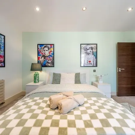 Stunning 3 Bed 2 Bath Penthouse In * London