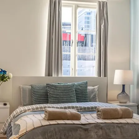 Stunning 3 Bed 2 Bath Penthouse In