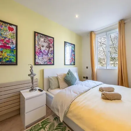Apartment Stunning 3 Bed 2 Bath Penthouse In London
