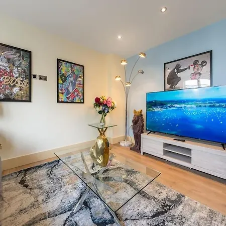 Stunning 3 Bed 2 Bath Penthouse In Apartment *