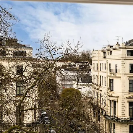 Stunning 3 Bed 2 Bath Penthouse In Apartment London