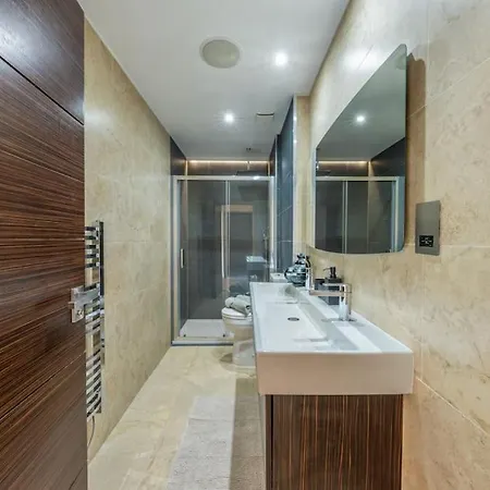 Stunning 3 Bed 2 Bath Penthouse In London